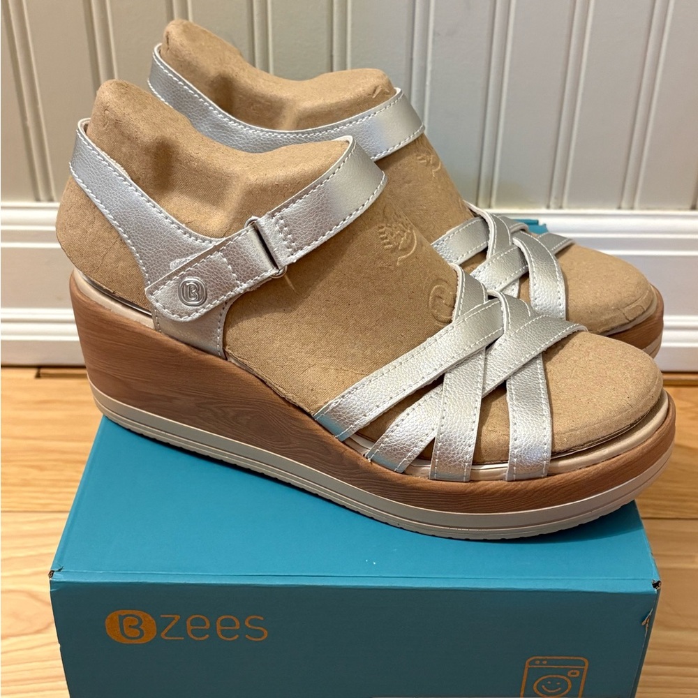Bzees Rhythm Wedge Strap Sandal Sz 8W Silver Comfort Casual Machine Washable NEW